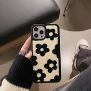 Coque Peluche Fleurie – Douceur &amp; Style Hivernal