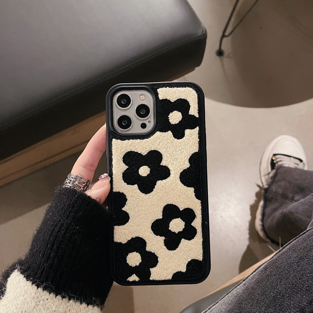 Coque Peluche Fleurie – Douceur &amp; Style Hivernal