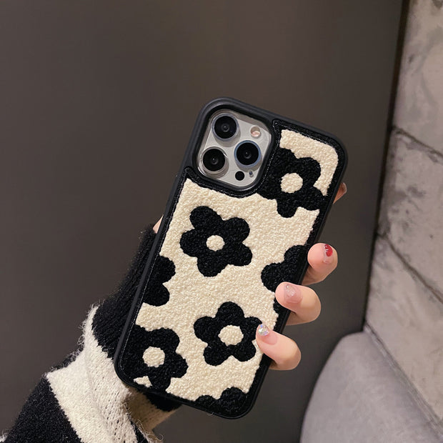 Coque Peluche Fleurie – Douceur &amp; Style Hivernal
