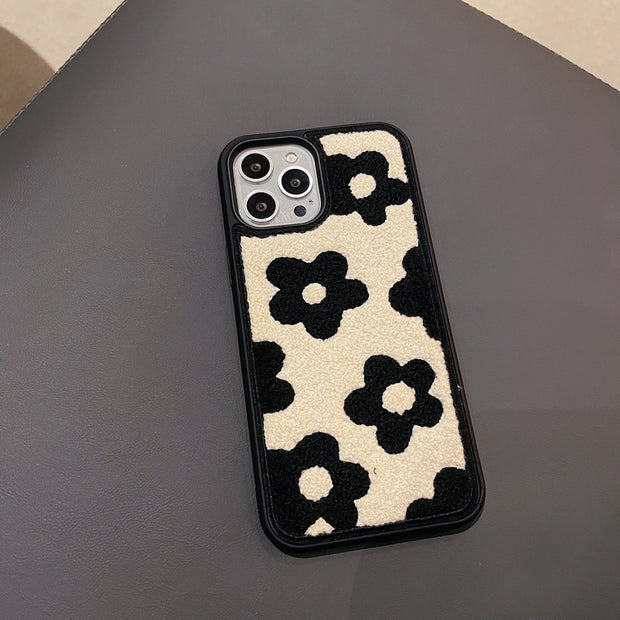 Coque Peluche Fleurie – Douceur &amp; Style Hivernal