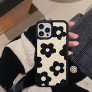 Coque Peluche Fleurie – Douceur &amp; Style Hivernal