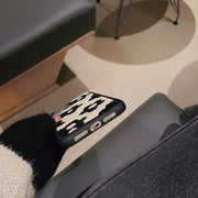 Coque Peluche Fleurie – Douceur &amp; Style Hivernal