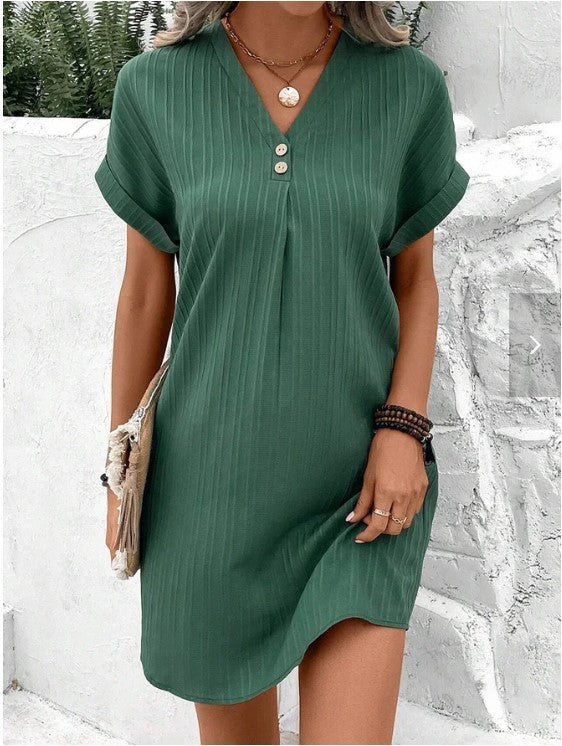 Robe Décontractée à Col V – Élégance Simple pour Tous les Jours