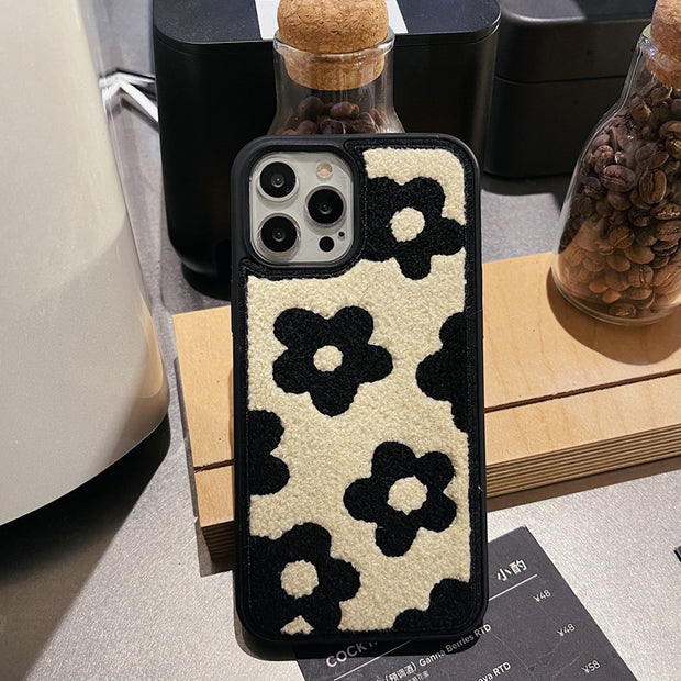 Coque Peluche Fleurie – Douceur &amp; Style Hivernal