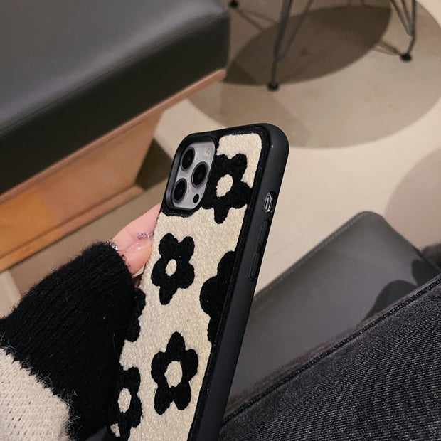 Coque Peluche Fleurie – Douceur &amp; Style Hivernal