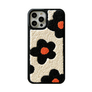 Coque Peluche Fleurie – Douceur &amp; Style Hivernal